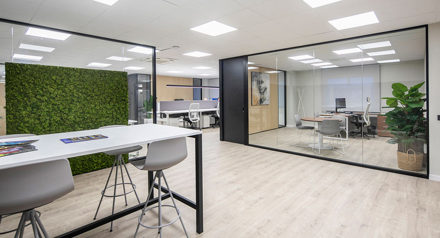 Transformar un Espacio Anticuado en un Entorno de Trabajo Moderno, Eficiente y Acogedor | Prodeca Barcelona
